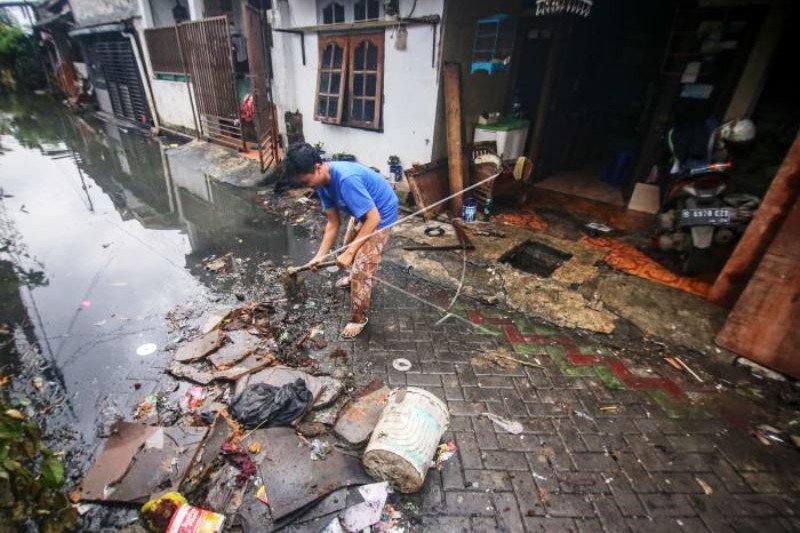 Bersihkan Lumpur Sisa Banjir di Periuk Tanggerang