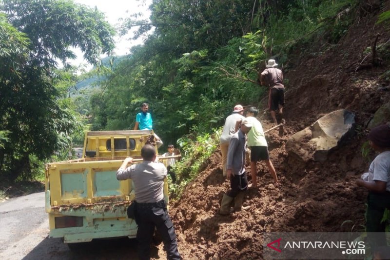 Pengendara diimbau waspada saat melintas jalur selatan di Naringgul Cianjur