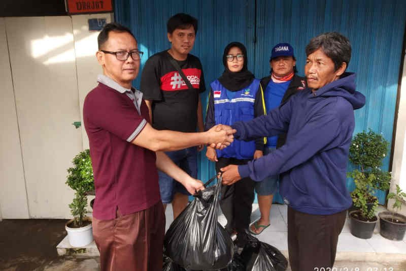 Dinsos Kota Cirebon distribusikan makanan kepada warga terdampak banjir