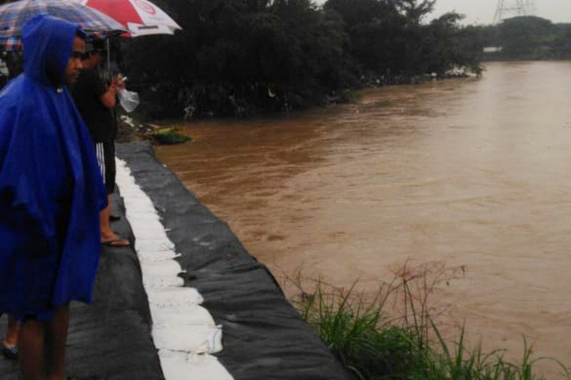 13 permukiman di bantaran Kali Bekasi diimbau waspada banjir
