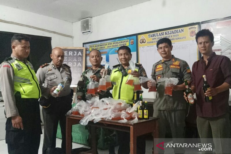 Polres Cianjur sita ratusan kantong miras oplosan