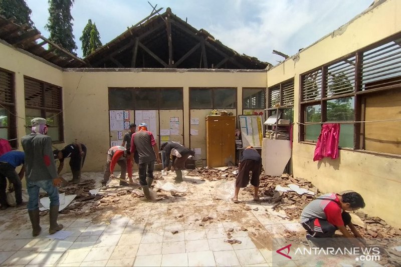 Bangunan ruang kelas SD di Karawang ambruk