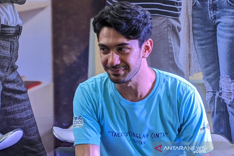 Tampilan Reza Rahadian di 