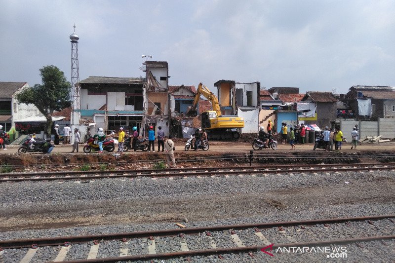 Pencari rongsokan tewas tertimpa bangunan di jalur reaktivasi kereta api