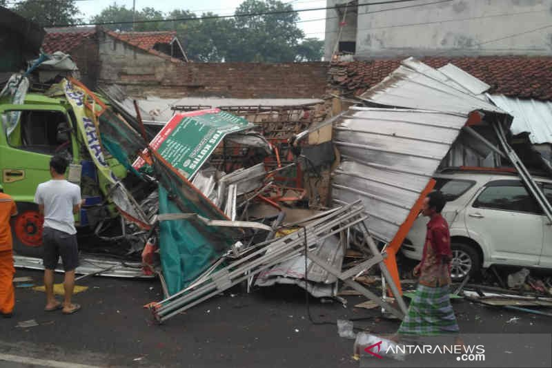 Kecelakaan truk tronton akibatkan empat rumah dan satu mobil rusak di Cirebon