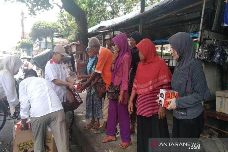 Gerindra Kulon Progo membagikan nasi kotak pada buruh gendong Pasar Wates