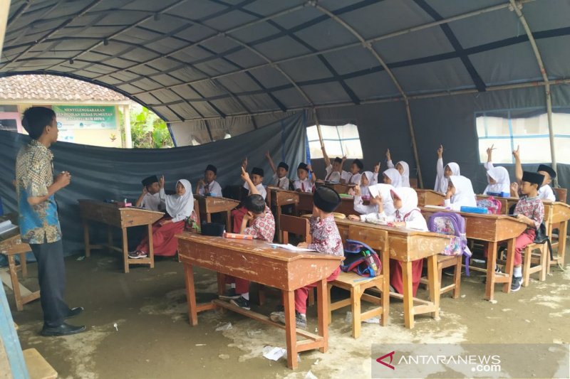 Puluhan siswa SDN 3 Cigorowong Tasikmalaya belajar di tenda darurat