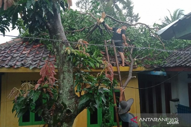 Empat rumah dan dua sekolah di Cianjur rusak berat akibat puting beliung
