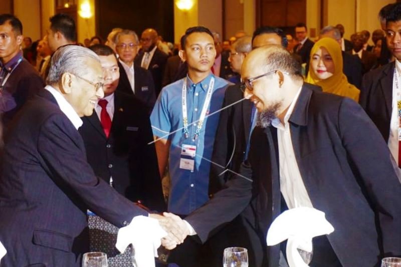 Mahathir Mohamad Bertemu Penyidik KPK Novel Baswedan