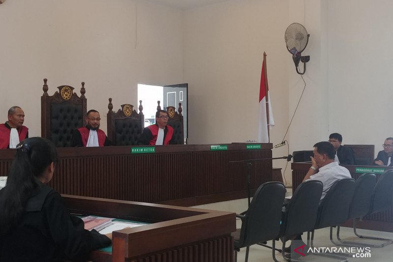 Wakil Bupati Pessel menangis membacakan pembelaan di Pengadilan Padang