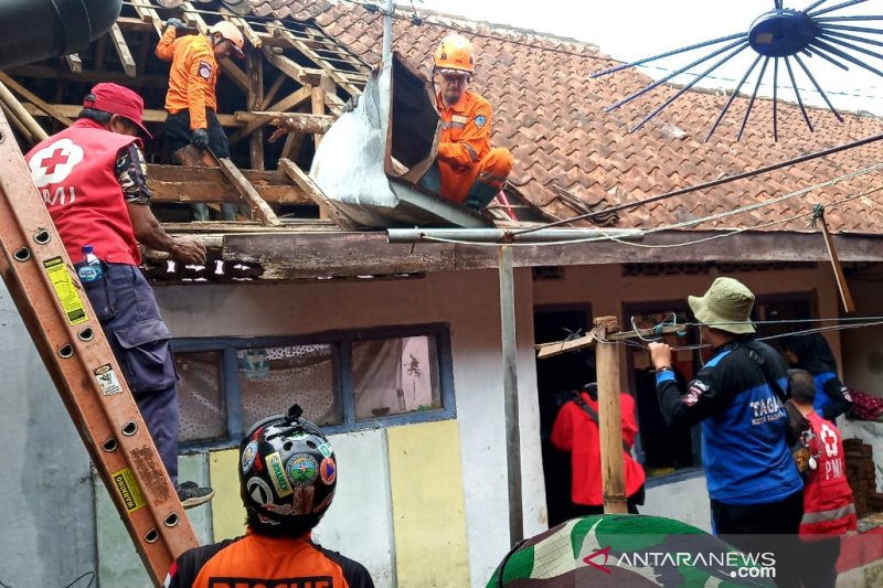 Pemkot Tasikmalaya bangun rumah ambruk akibat bencana alam