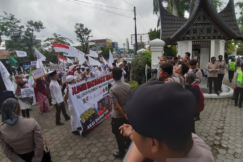 Aliansi Masyarakat Minang gelar aksi di DPRD Sumbar (Video)