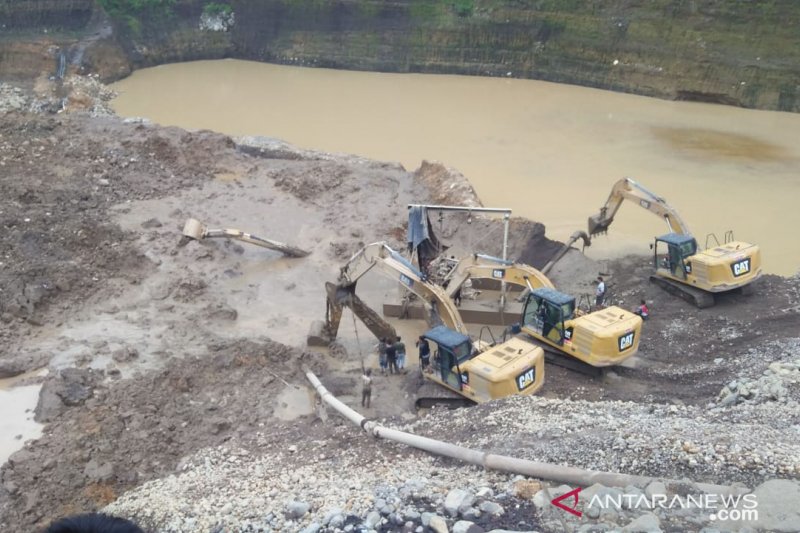 Penambang pasir di Sukabumi tertimbun longsor, hingga kini belum ditemukan