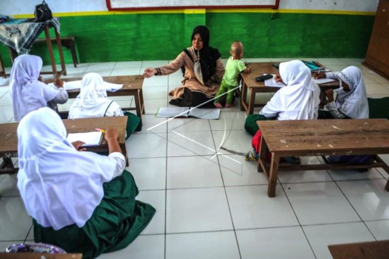 Gaji Kecil Guru Madrasah