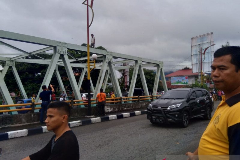 Bikin heboh, seorang pria tak dikenal panjat jembatan Andalas Padang