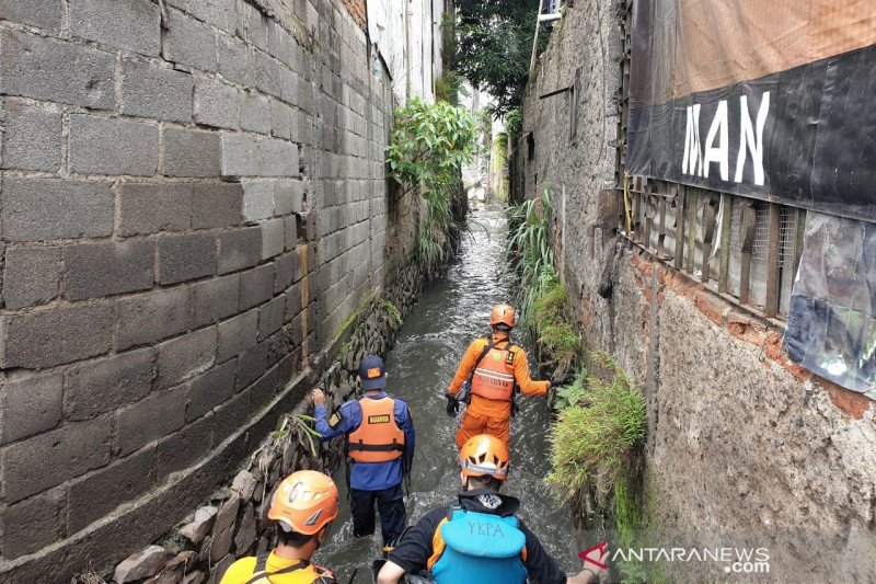 Tim SAR Bandung turunkan tiga tim lanjutkan cari dua anak yang hanyut di sungai