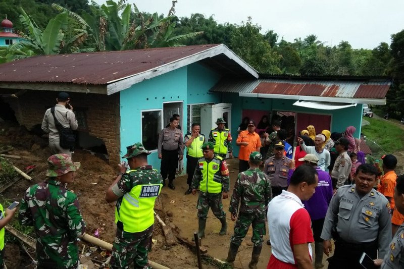 Alat berat dikerahkan bersihkan material longsor yang timbun rumah warga di Agam