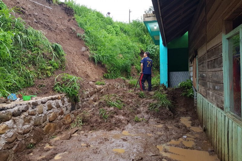 Hujan deras di Agam, terjadi banjir dan longsor pada lima titik