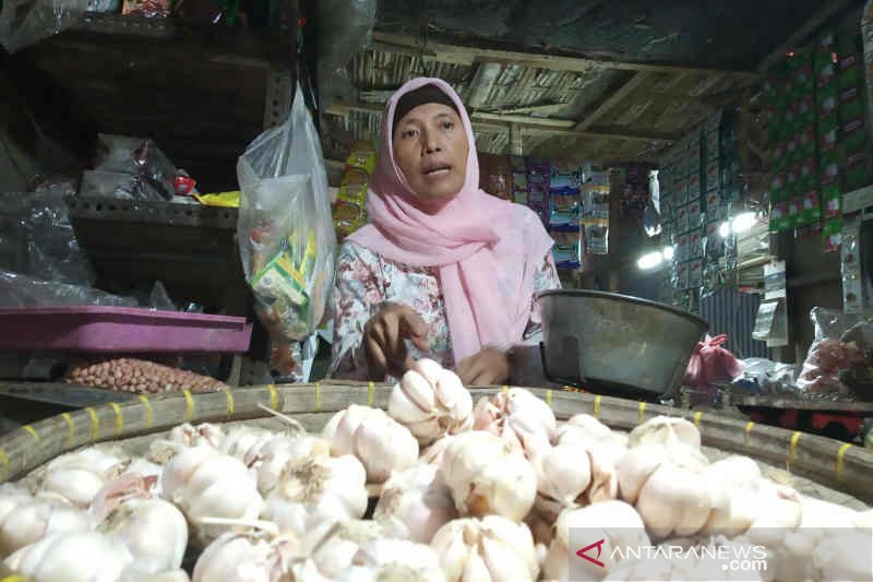 Harga bawang putih berangsur turun di Indramayu