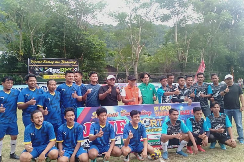 Dihadiri mantan pemain Timnas U-19 turnamen sepakbola Alex RMC Open semakin meriah