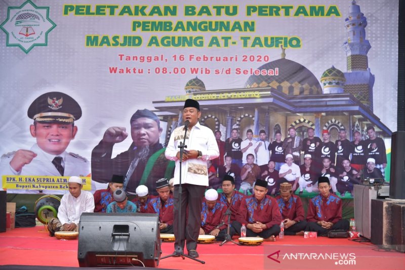 Pemkab Bekasi serahkan KTP elektronik warganya lewat pos