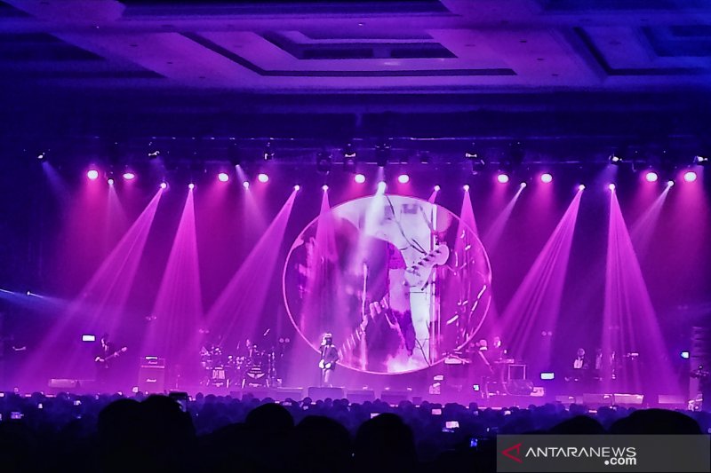 Konser Dewa 19 penuhi kerinduan 20 tahun lalu dengan Bintang Lima di Bandung