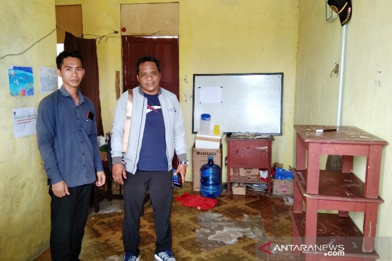 Rumah dinas guru terpaksa sekaligus dijadikan ruang kelas