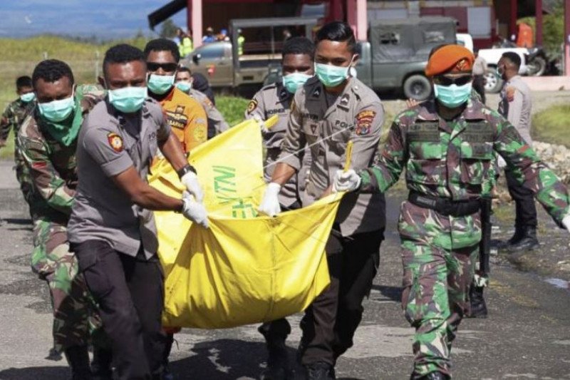 Evakuasi Jenazah Korban Jatuh Helikopter Papua