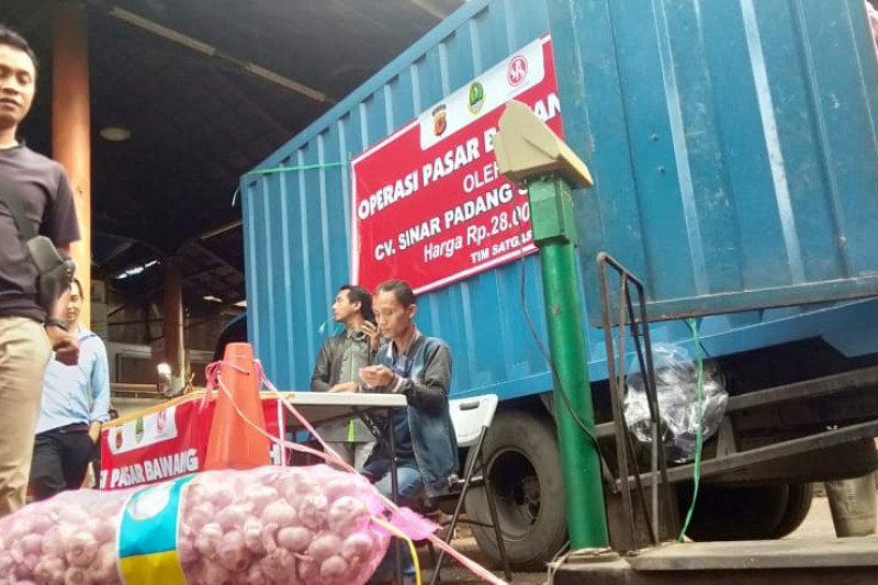 Disperindag Jabar gelar operasi pasar bawang putih di Pasar Kosambi Bandung