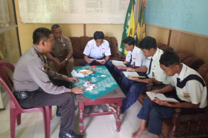 Polisi hukum siswa melanggar aturan sekolah dengan baca Al-Quran