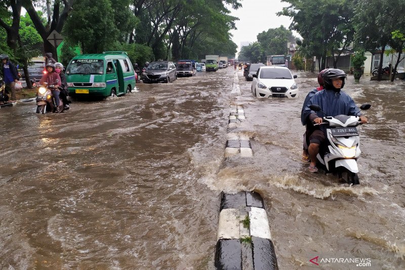 Banjir landa Gedebage akibatkan antrean panjang kendaraan