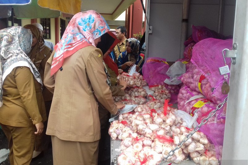 Stabilkan harga, Pemkot Solok gelar operasi pasar bawang putih
