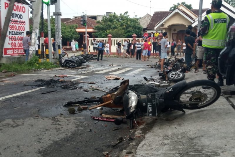 Sejumlah kendaraan dibakar massa suporter jelang laga Persebaya dan Arema