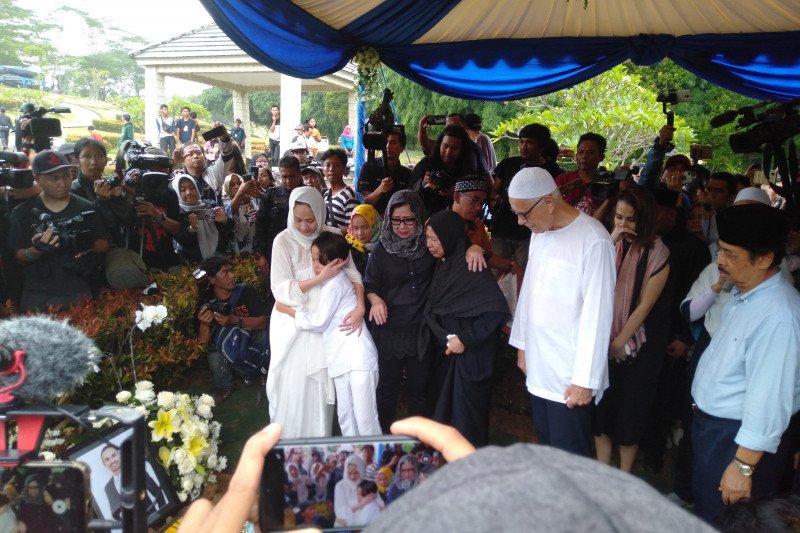 Noah menangis histeris saksikan jenazah ayahnya Ashraf dimakamkan