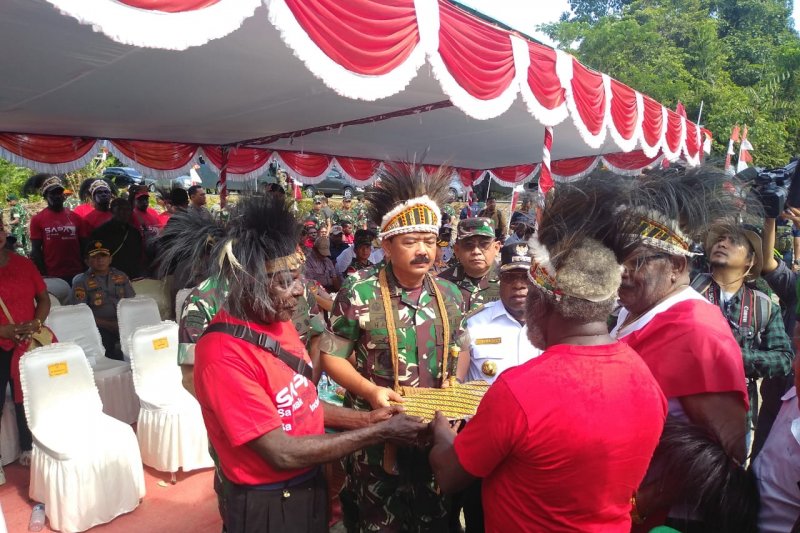 Masyarakat suku Kamoro serahkan lahan 78 hektare kepada Panglima TNI
