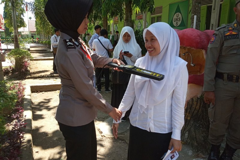 Peserta ujian SKD CPNS Agam lewati metal detector sebelum masuk ruangan (Video)