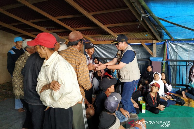 Puluhan warga terdampak tanah longsor di Garut masih mengungsi