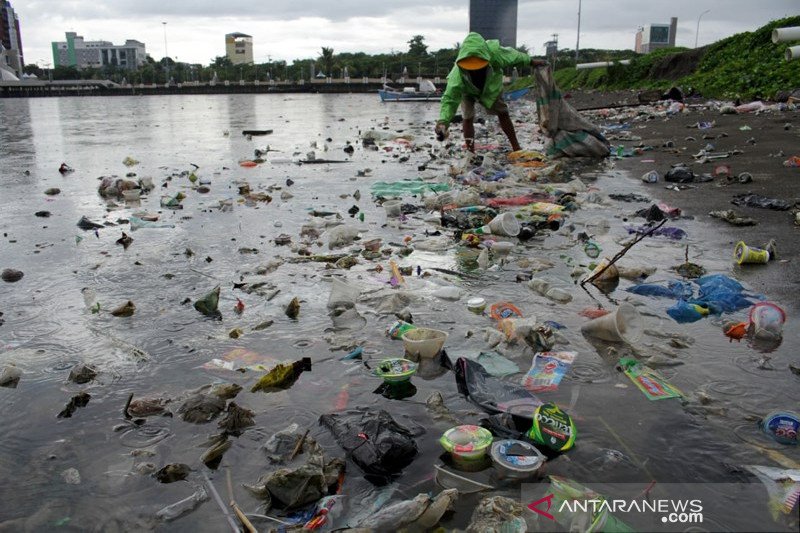 Sampah di Pantaiu CPI Makassar