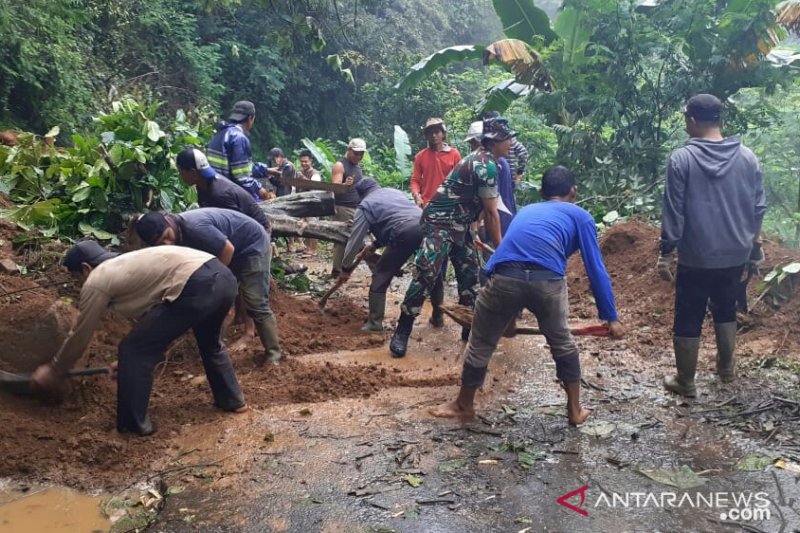 Sempat terputus akibat longsor, Jalan Babakan Karet-Cianjur sudah dapat dilalui kendaraan