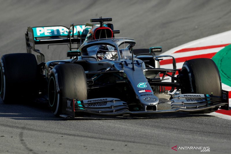 Lewis Hamilton tercepat di hari pertama tes pramusim Barcelona