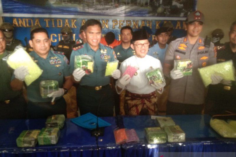 TNI AL amankan 11 kg sabu dan 63 ribu ekstasi di Perairan Meranti