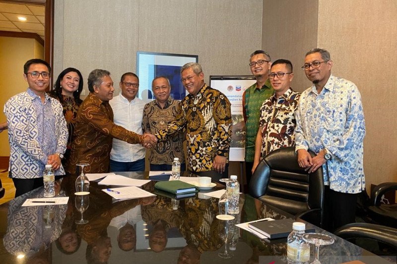 PT CPI sumbang peralatan pantau kawanan gajah Sumatera