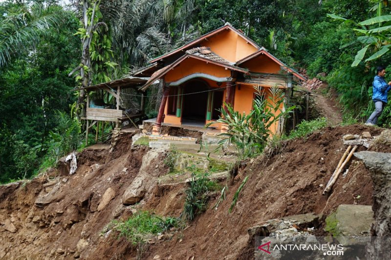 Dua alat berat disiagakan di daerah rawan longsor selatan Garut