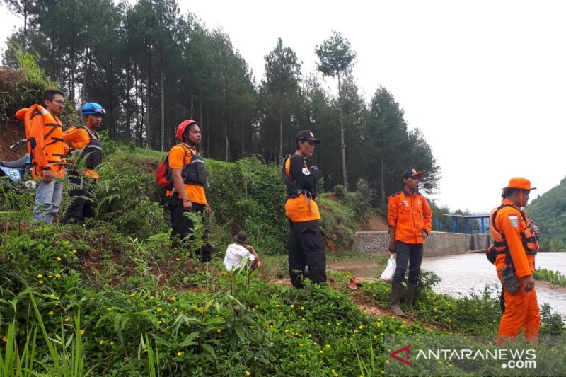 Tim Basarnas dan BPBD Cianjur belum temukan tubuh balita terbawa arus