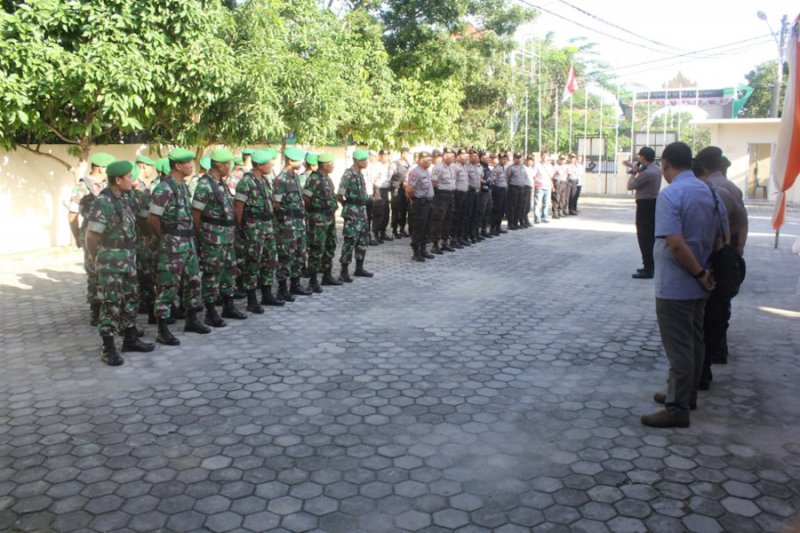 Ratusan Polisi disiagakan di kantor KPU Bandarlampung pada penyerahan berkas Bacalon Wali Kota