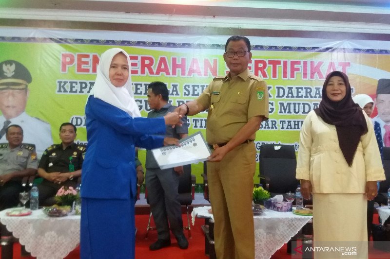 Bupati Rokan Hilir serahkan sertifikat kepala TK daerah 3T
