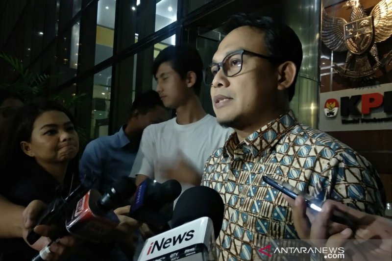 Mantan Sekda Kabupaten Bogor Adang Suptandar dikonfirmasi soal pengumpulan uang