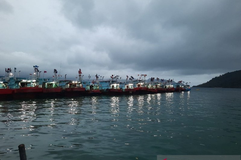 Nelayan Natuna tak melaut akibat gelombang lima meter