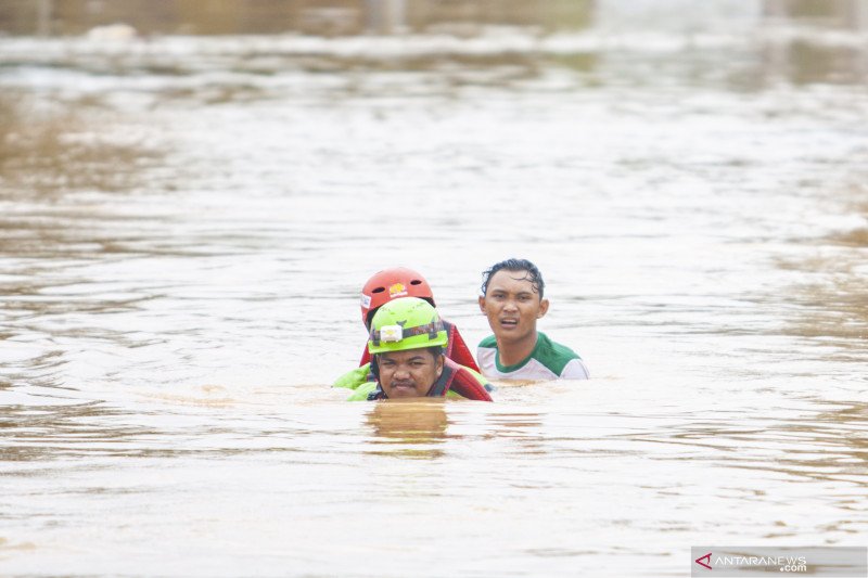 Dinsos Jabar kirim bantuan logistik ke daerah banjir Karawang dan Subang