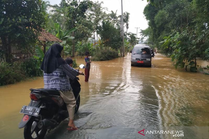 Pendangkalan dua sungai di Tasikmalaya akibatkan banjir di Sukaresik